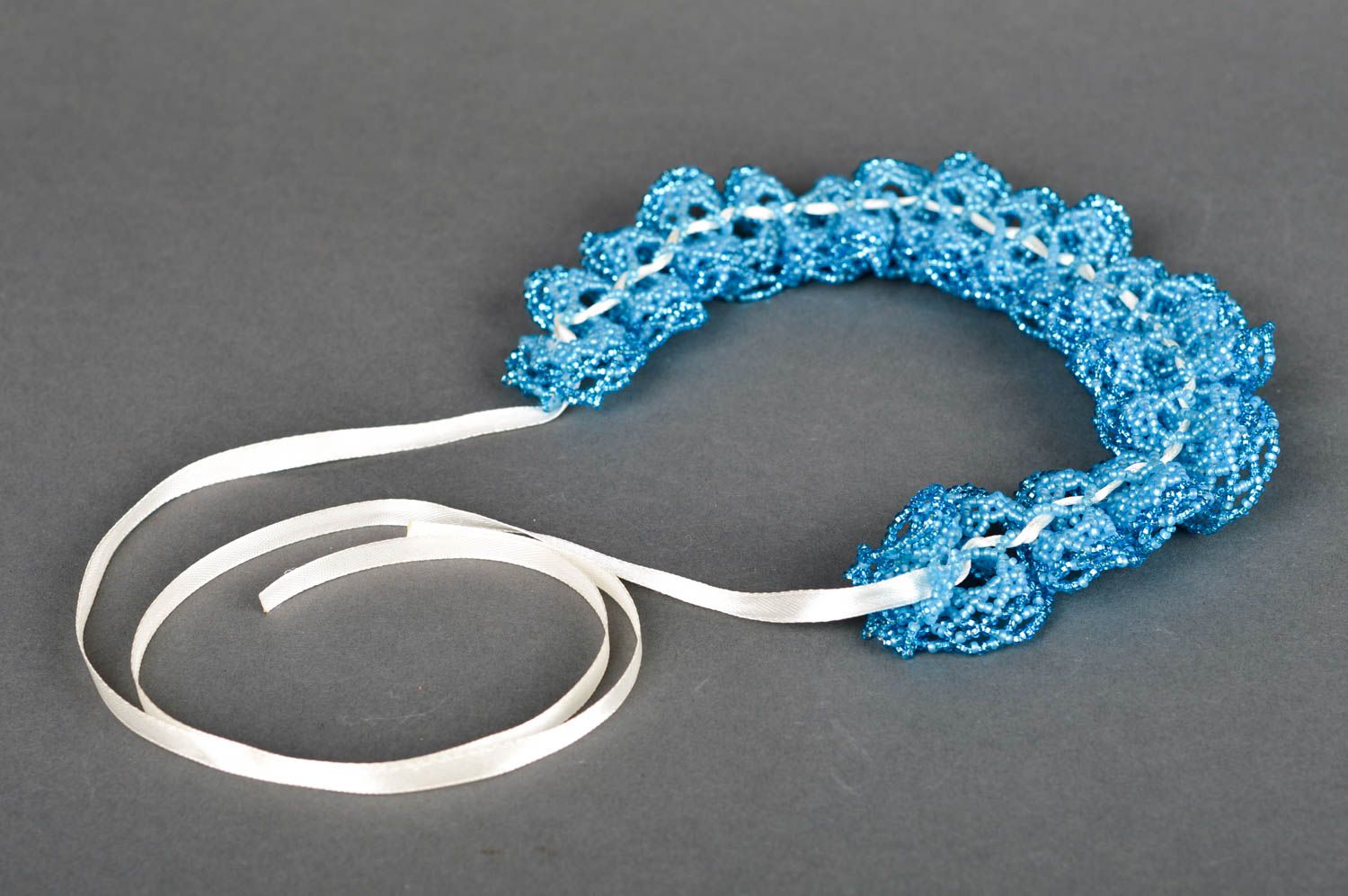 Колье из бисера украшение ручной работы ожерелье из бисера голубое на ленте фото 5