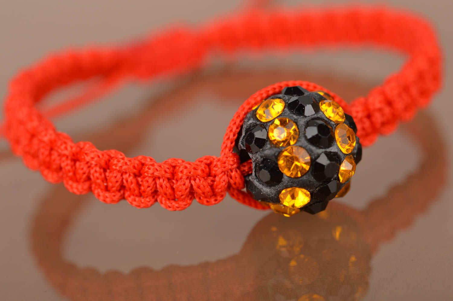 Тонкий плетеный браслет с большой бусиной ручной работы на завязках красный фото 3