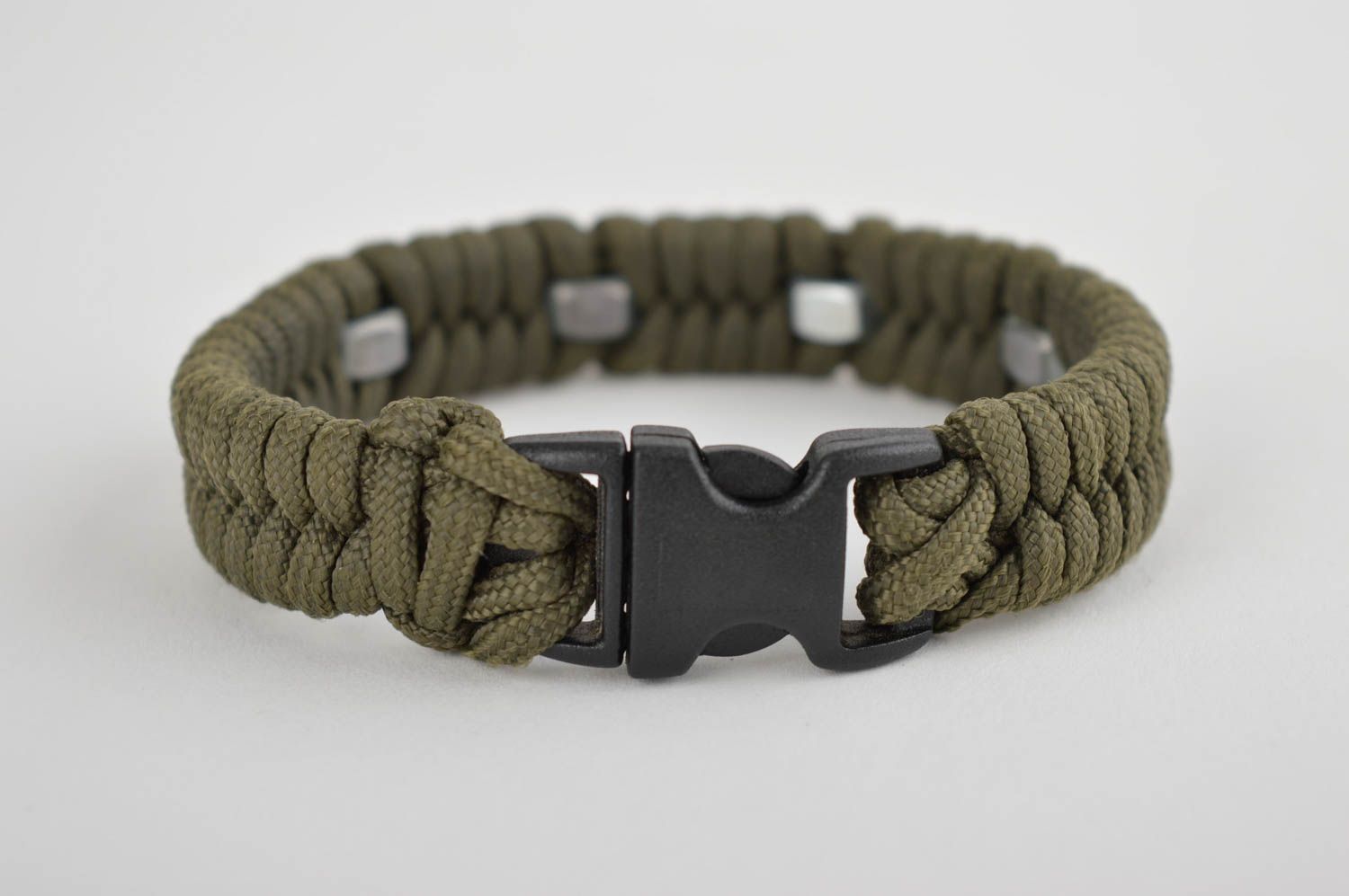 Dunkles Paracord Armband handmade Accessoire für Männer Survival Armband foto 4