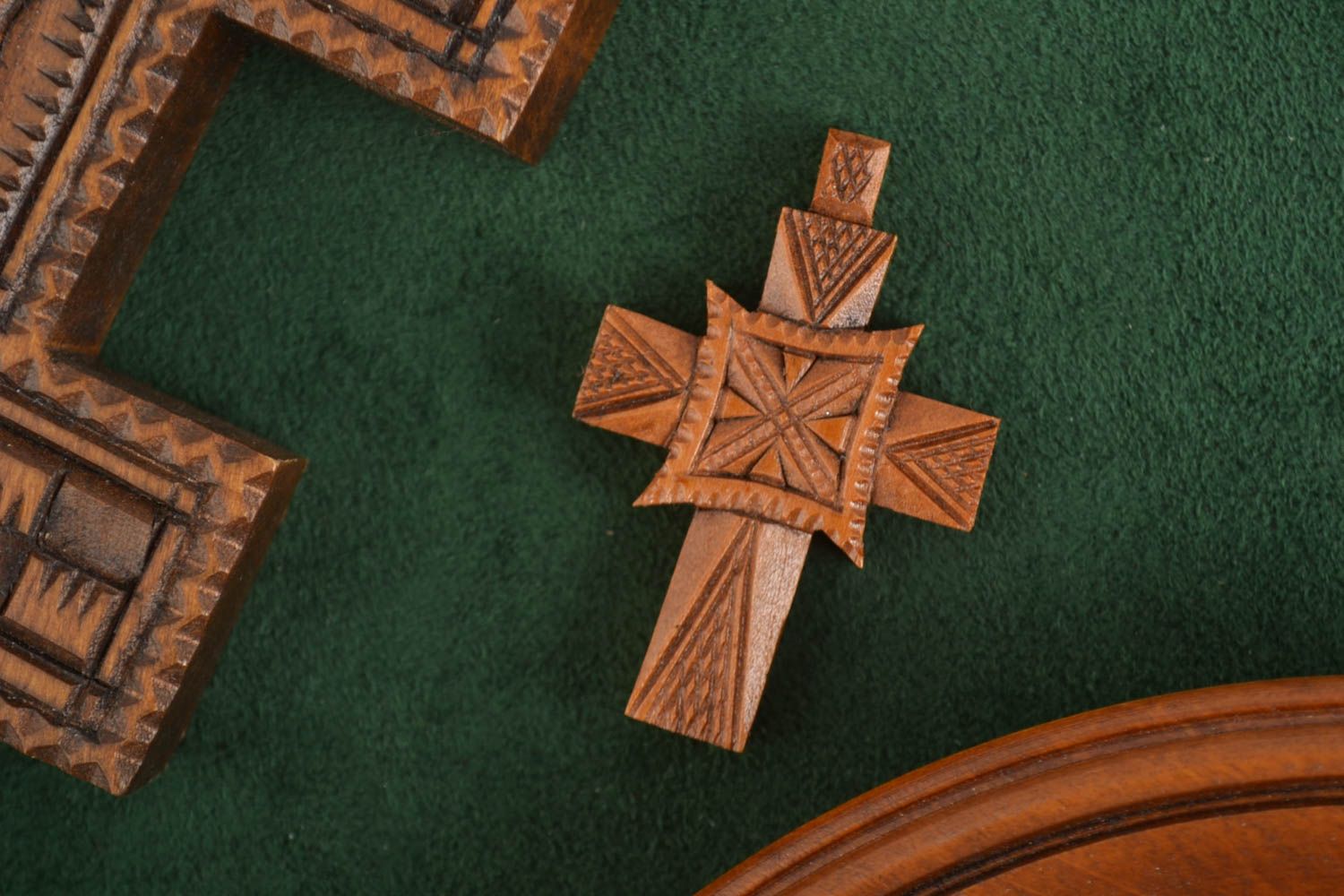 Croce di legno fatta a mano crocetta intagliata originale in legno interessante
 foto 1