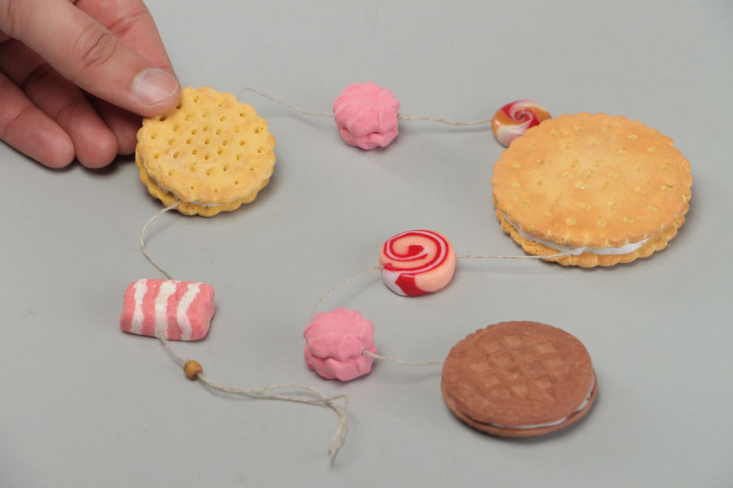 Handmade Polymerton Girlande aus dekorativen Süßigkeiten für festliche Dekorierung foto 4