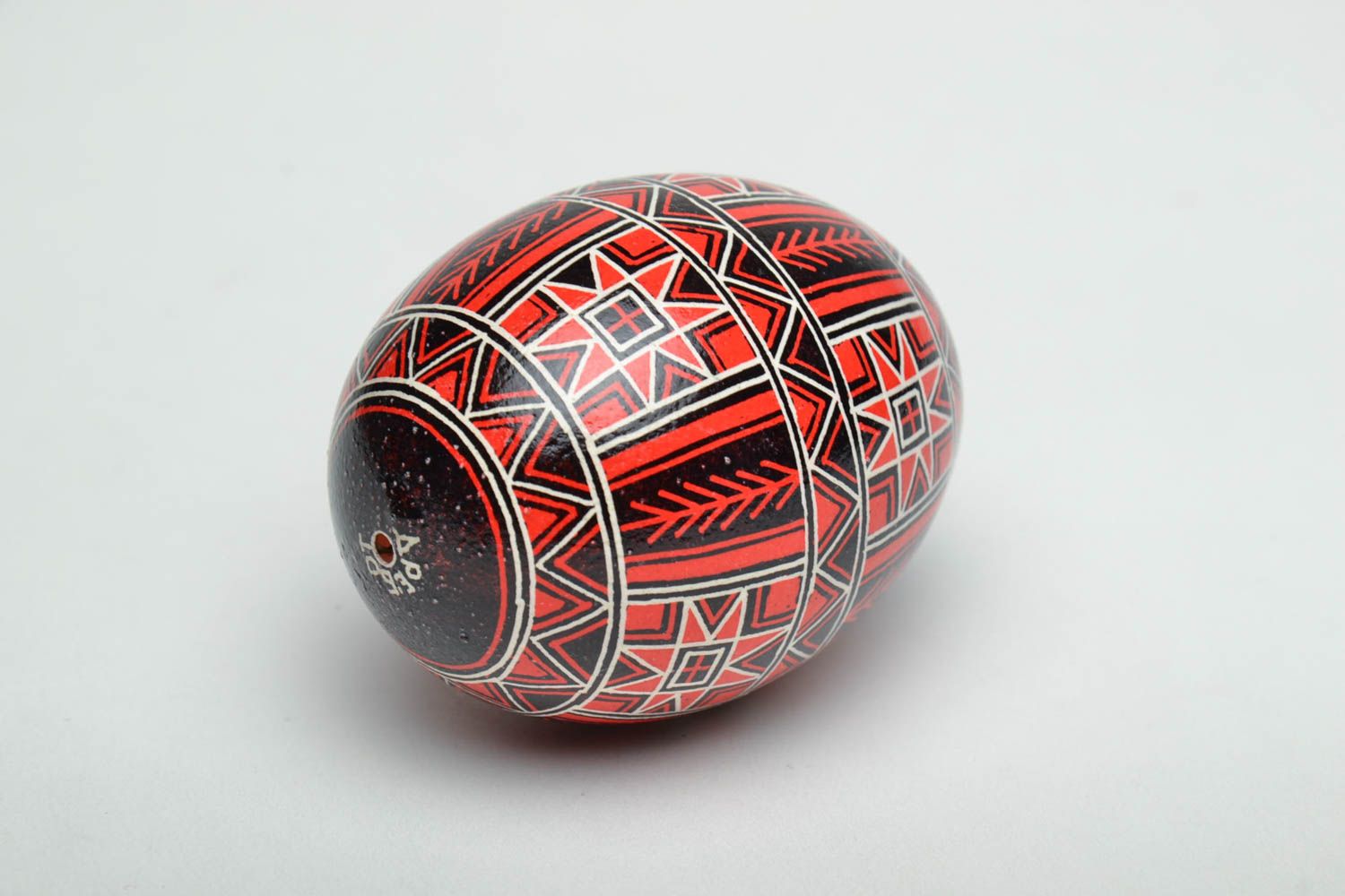 Oeuf de Pâques fait main traditionnel noir et rouge original artisanal photo 3