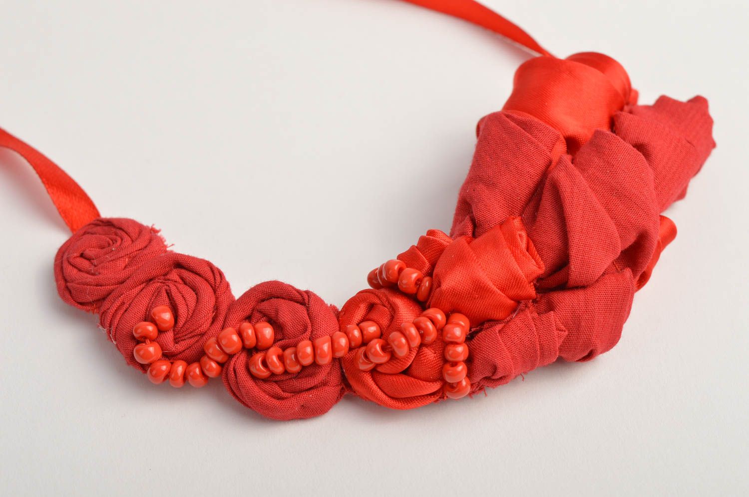 Колье из ткани украшение ручной работы авторская бижутерия красная с бисером фото 4
