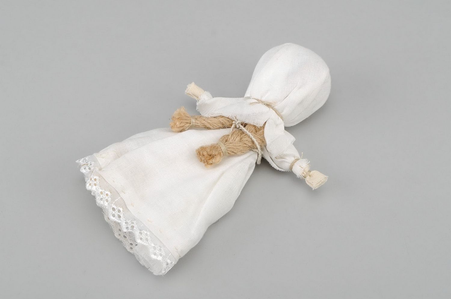 Muñeca eslava de trapo en vestido blanco foto 4