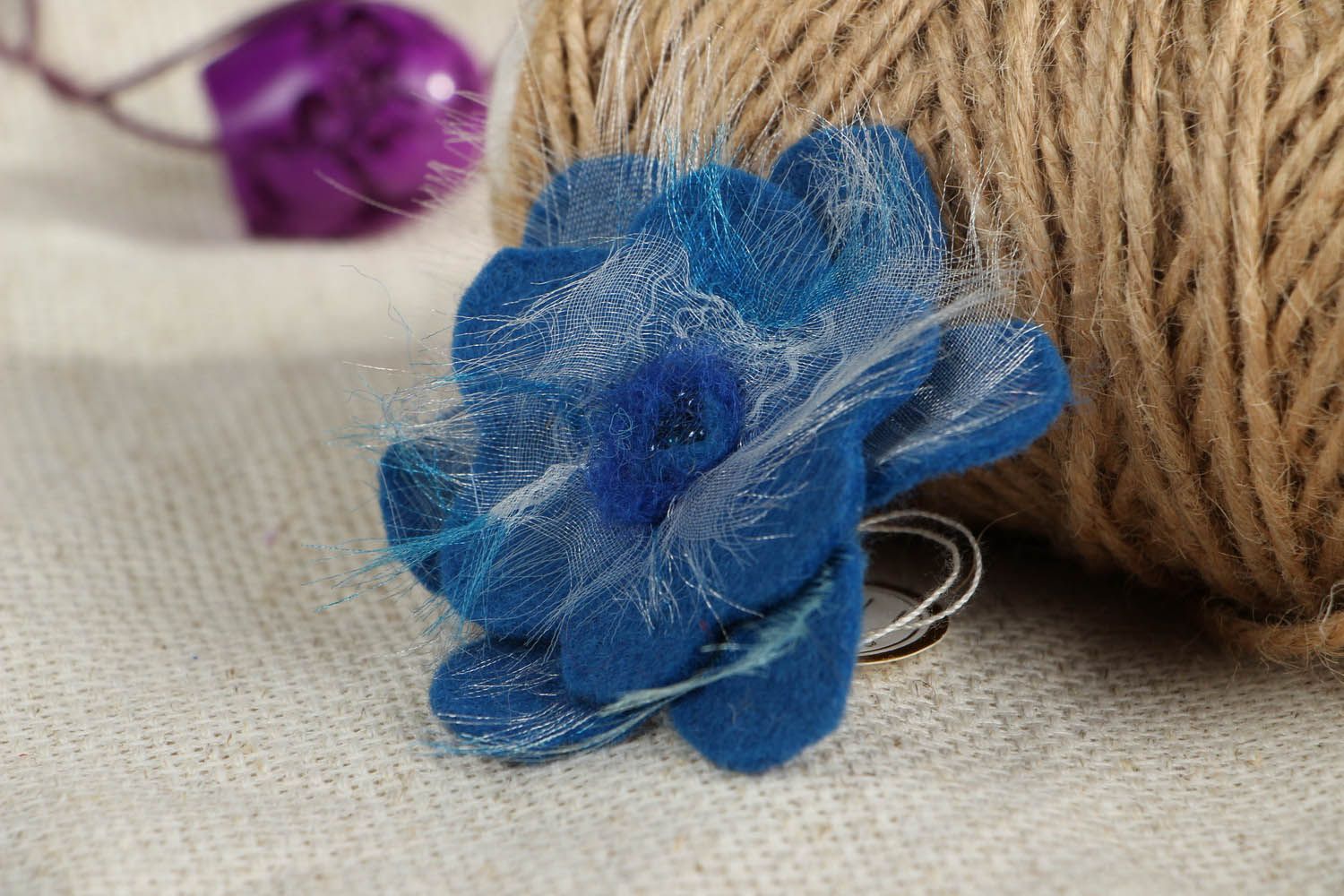 Broche faite main en laine feutrée 'Rose bleue' photo 2