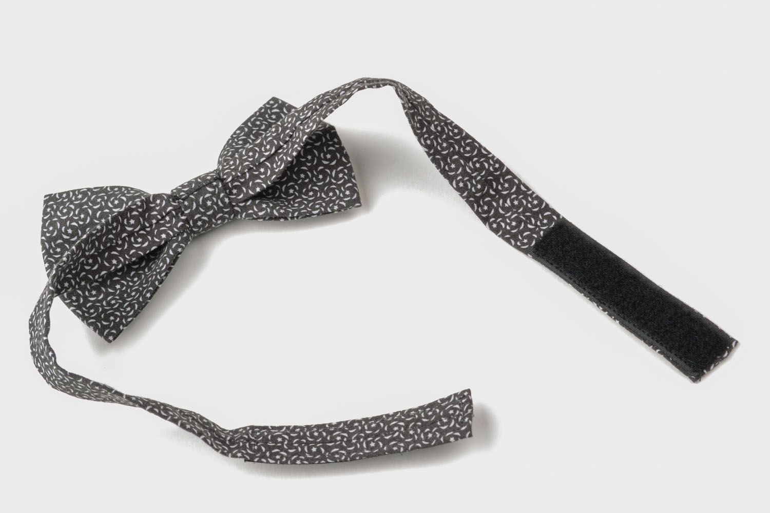 Black bow tie with print photo 5