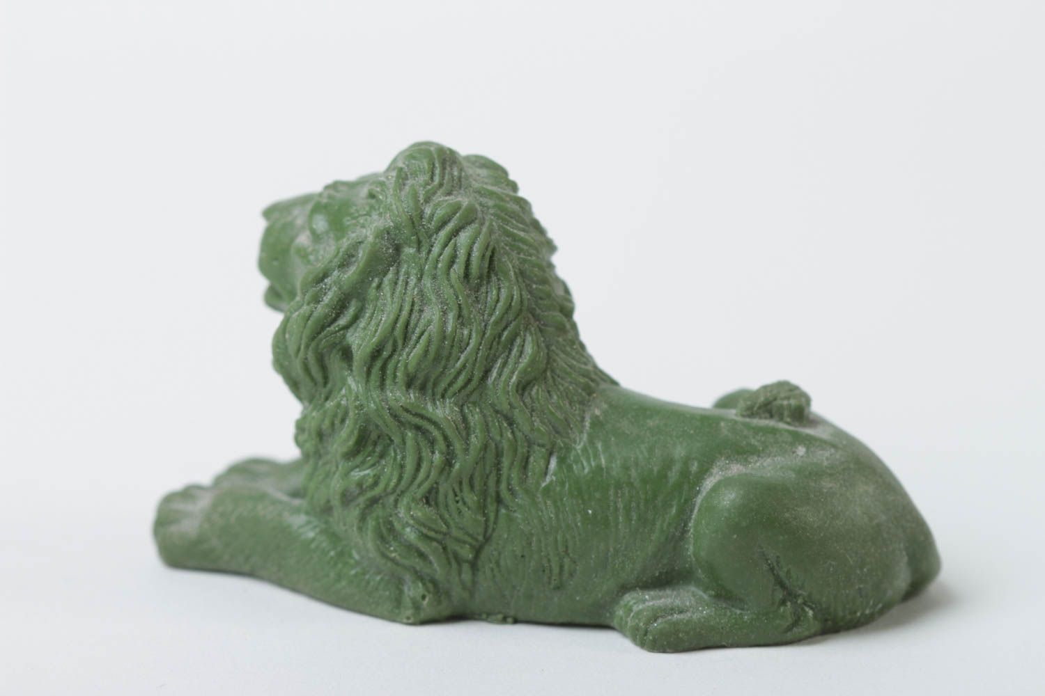 Статуэтка из полимерной смолы нэцкэ лев маленькая ручной работы зеленая  фото 4