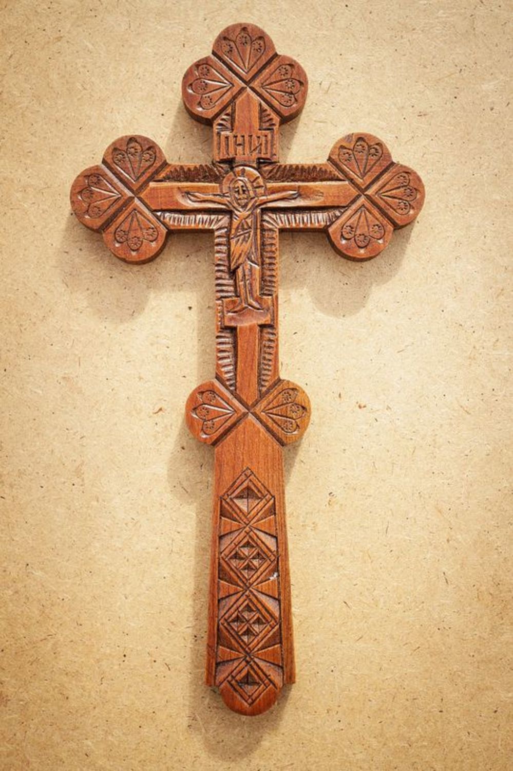 Настенный крест из дерева фото 2