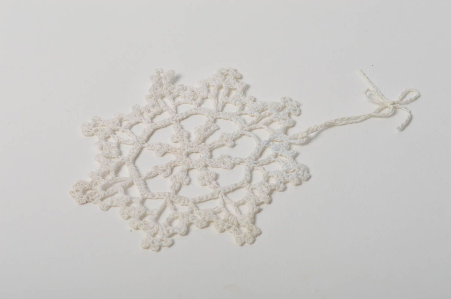 Елочная игрушка ручной работы подвеска снежинка декоративная подвеска белая фото 5