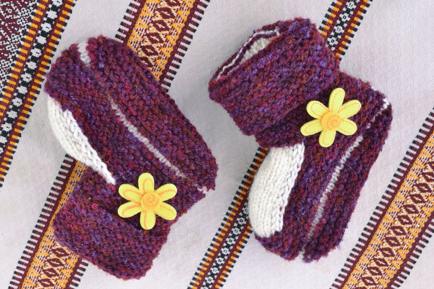 Handgemachte warme schöne Babyschuhe aus Naturwolle mit künstlicher Blume  foto 1