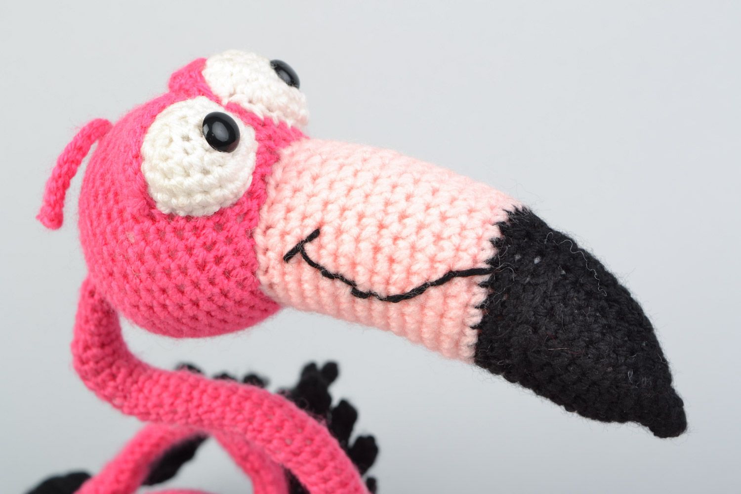 Мягкая вязаная игрушка фламинго розовый на проволочном каркасе ручная работа фото 3