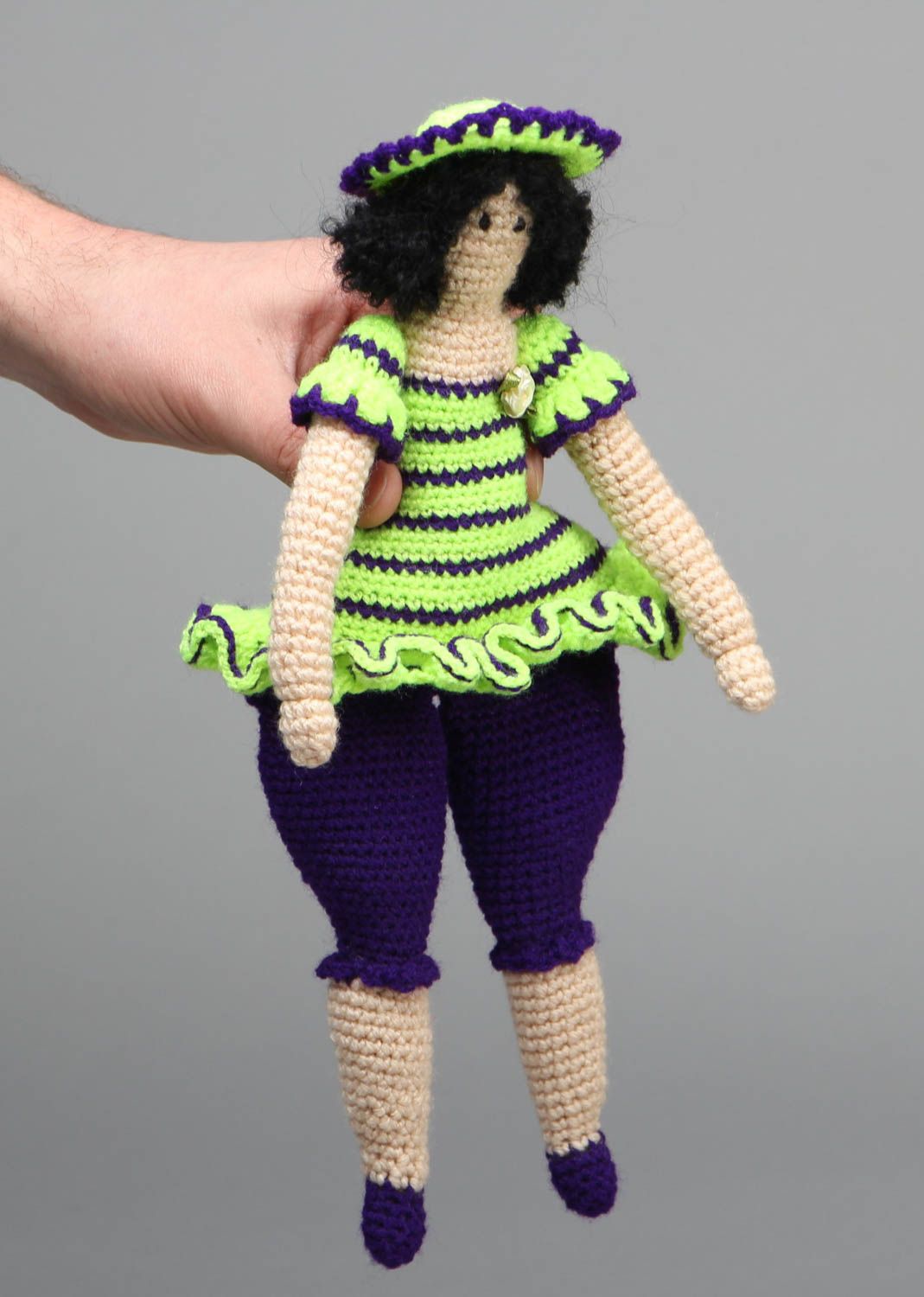 Gehäkelte Puppe aus Wolle Dame im Hut foto 4