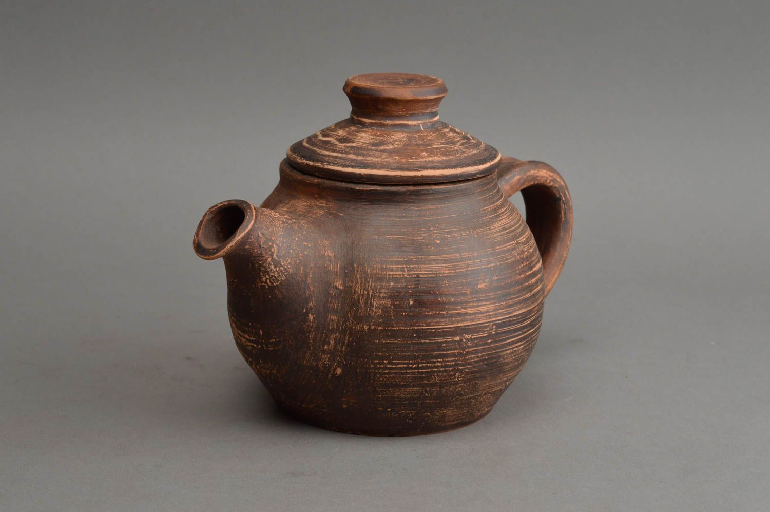 Керамический чайник ручной работы с крышкой коричневый для заваривания на 500 мл фото 2