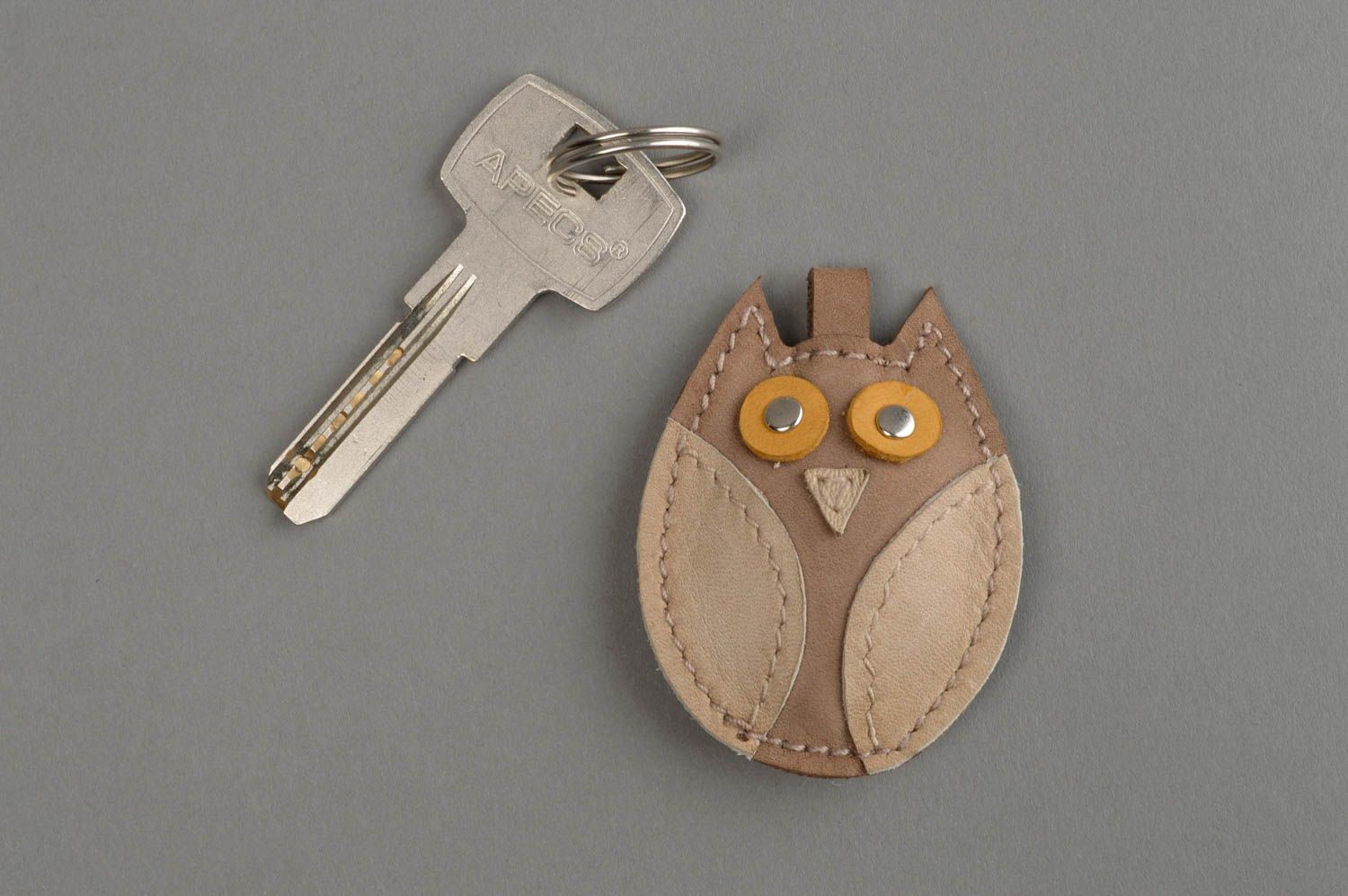 Porte-clés en cuir naturel beige fait main en forme de hibou design original photo 1