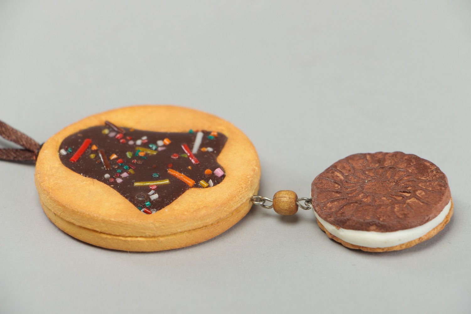 Suspension décorative en pâte polymère biscuit avec cloche faite à la main photo 2
