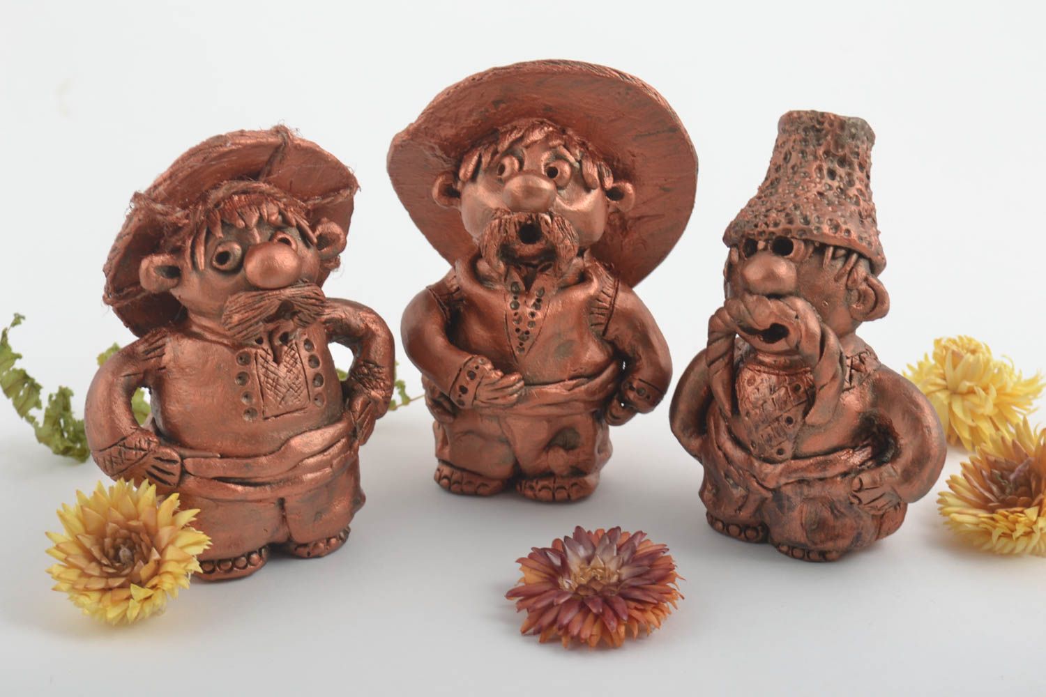 Statuine fatte a mano in ceramica set di tre figurine divertenti piccoli foto 1