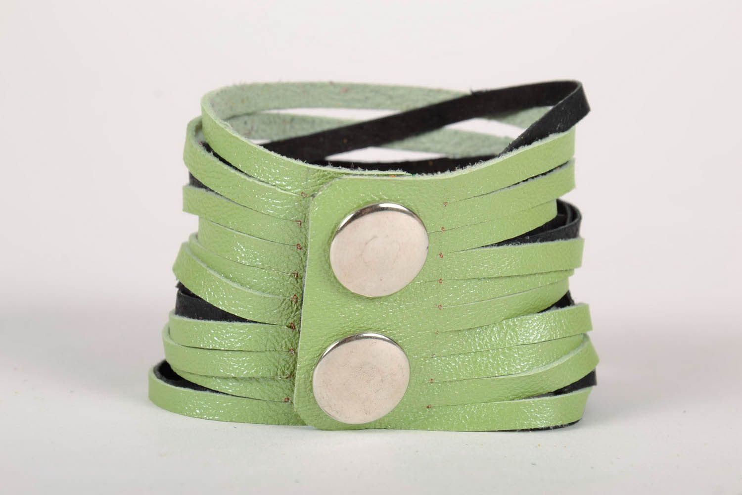Bracelet en cuir vert pastel fait main photo 2