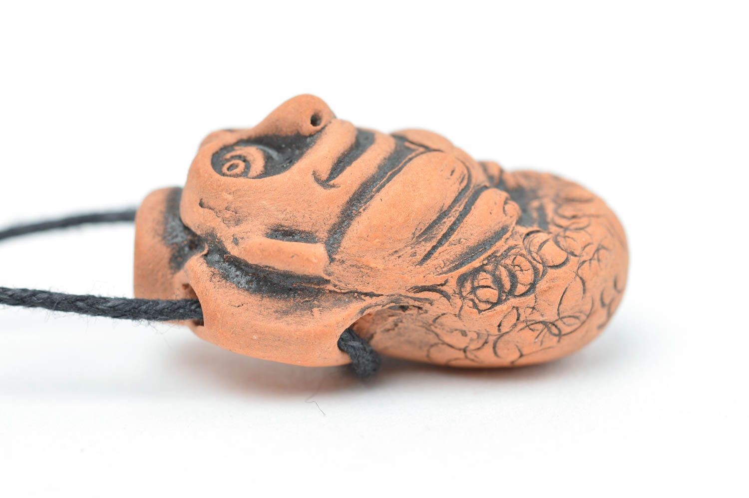 Origineller Keramik Anhänger für Aromaröl an Schnur künstlerische Handarbeit foto 3