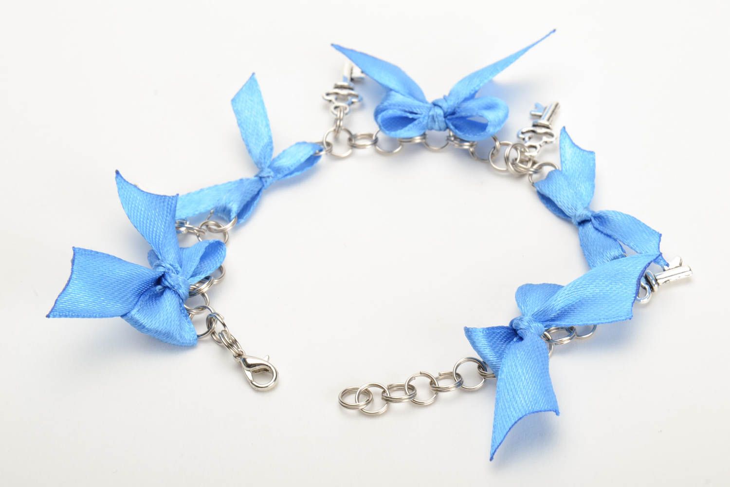 Bracelet avec pendeloques et noeuds en satin bleu ciel élégant fait main femme photo 3