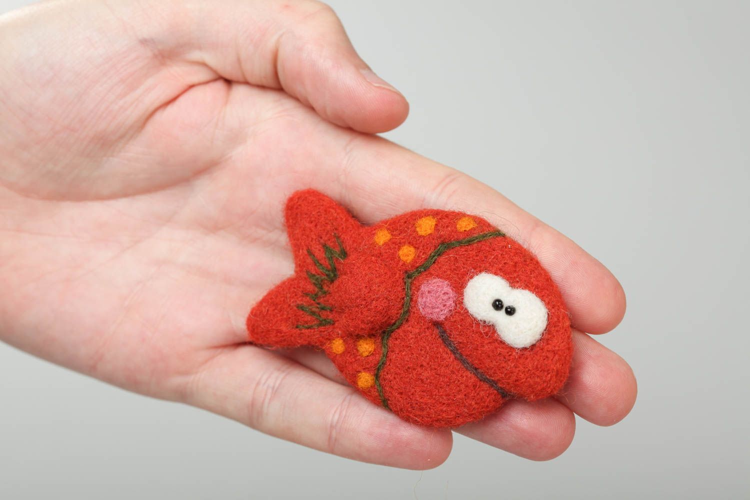 Broche artesanal juguete con forma de pez pequeño en técnica de fieltro seco  foto 5