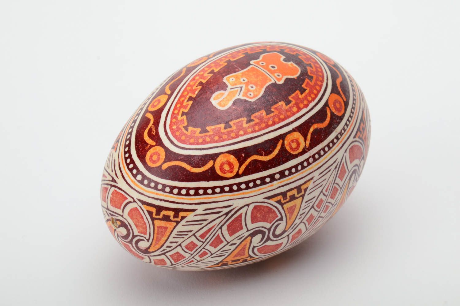 Huevo de ganso de Pascua pintado en la técnica de cera artesanal de color rojo burdeos foto 2