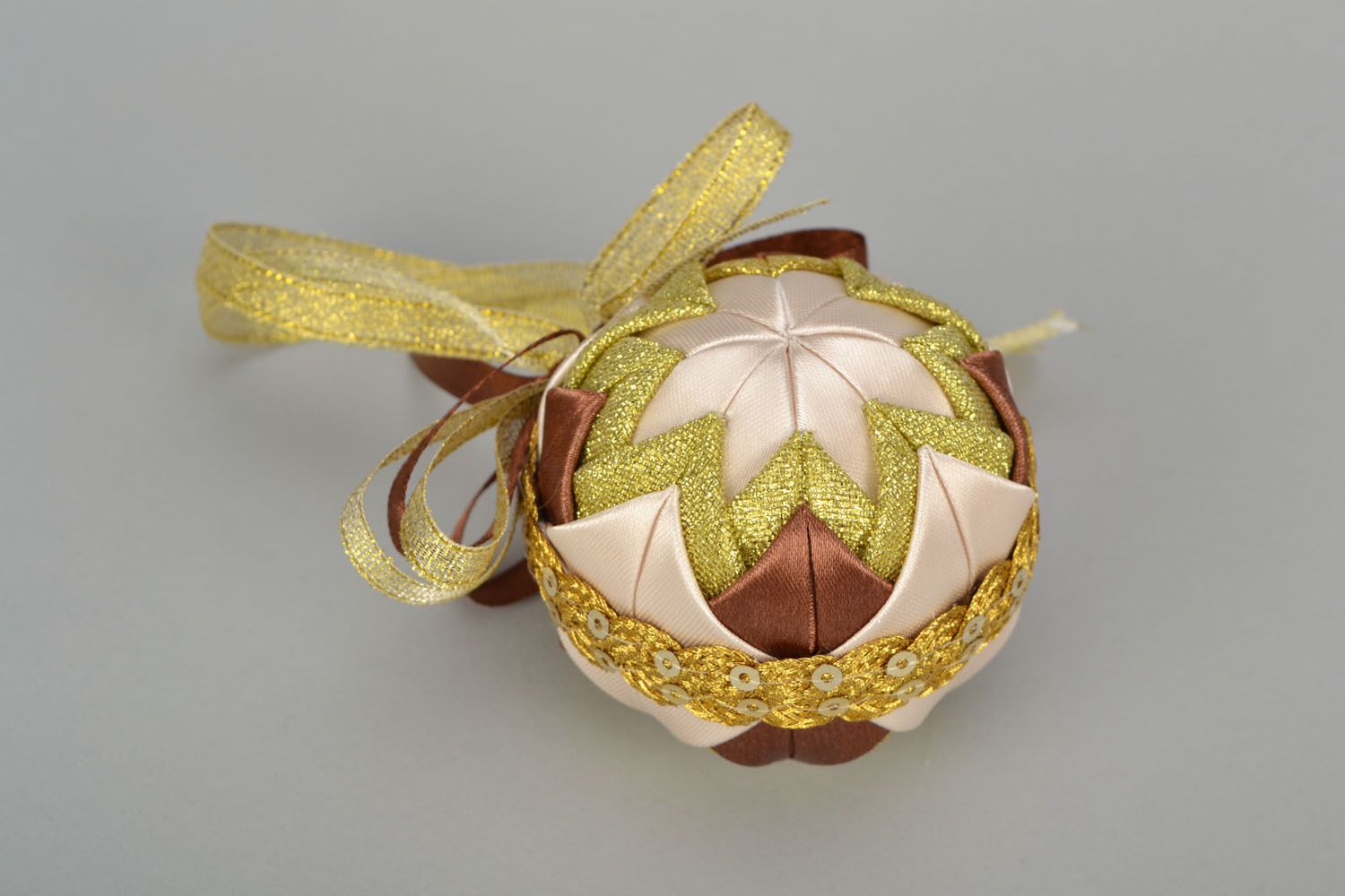Золотисто-коричневый елочный шар  фото 3