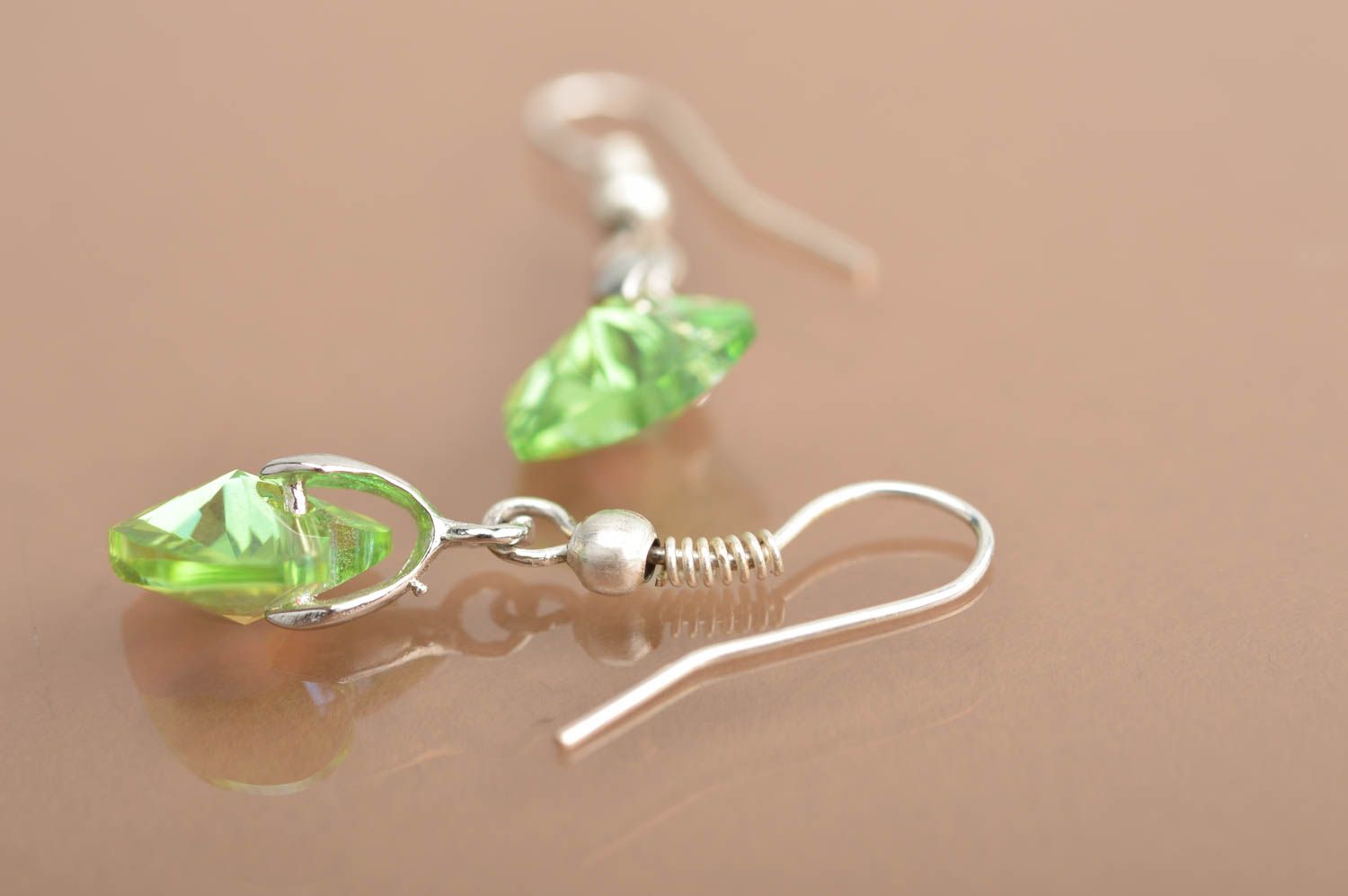 Серьги с авторскими кристаллами в виде маленьких зеленых сердечек ручной работы фото 5