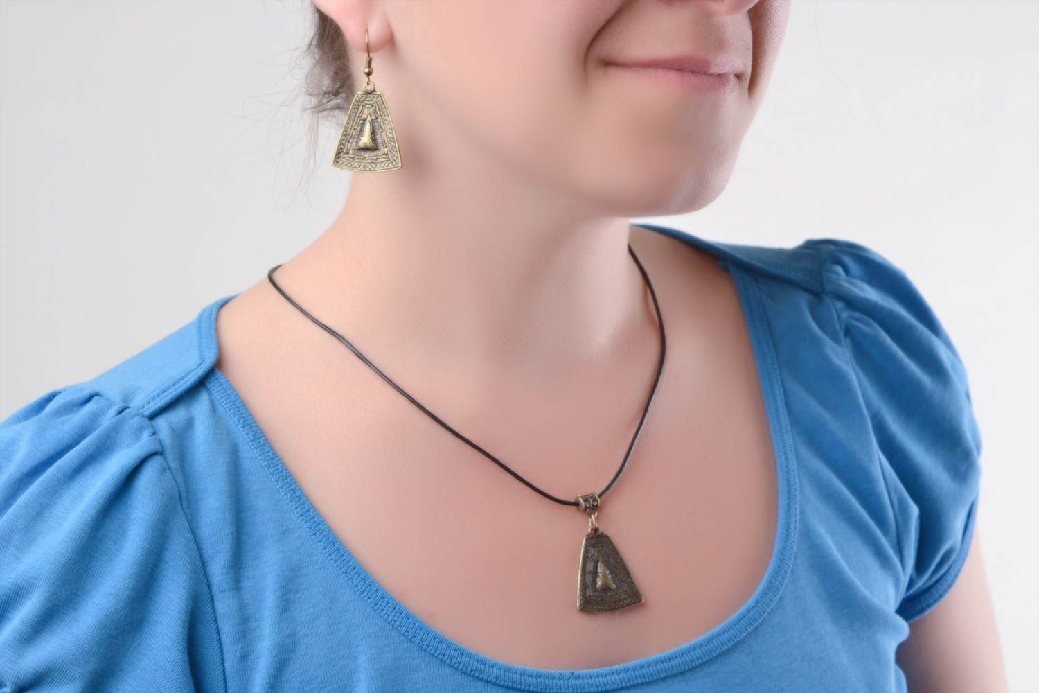 Parure de bijoux en métal faits main trapèzes boucles d'oreilles et pendentif photo 2