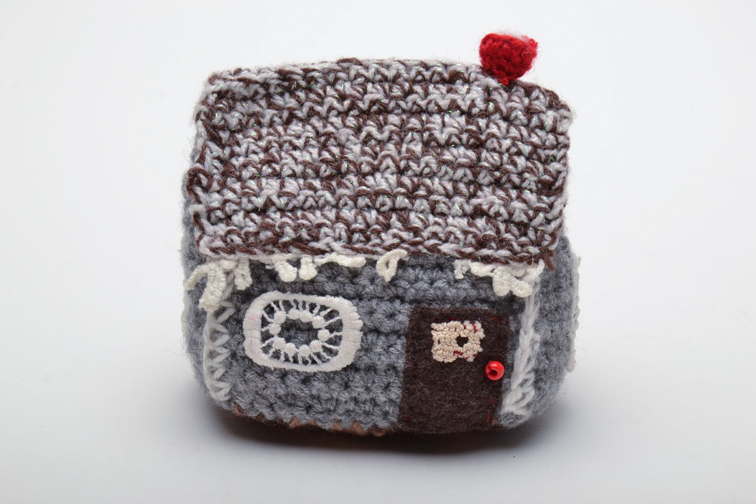 Jouet mou tricoté au crochet fait à la main Petite maison grise décorative photo 2