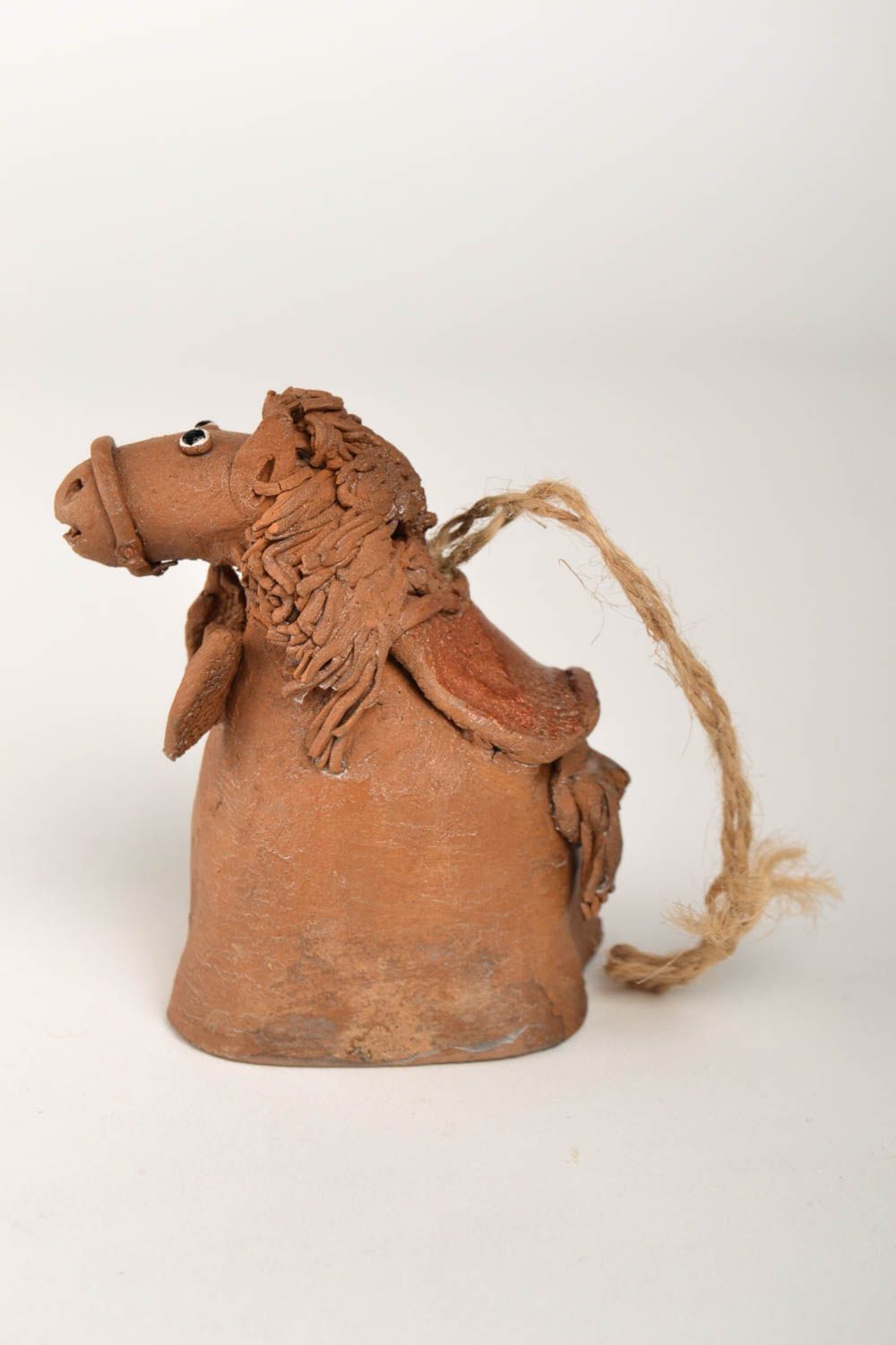 Фигурка ручной работы колокольчик из глины лошадка забавный глиняный сувенир фото 2