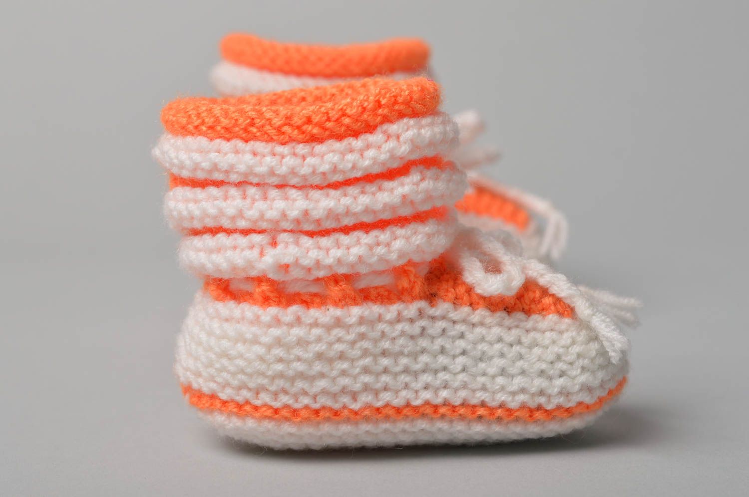Handgefertigte Schuhe gehäkelte Babyschuhe Geschenk für Kleinkinder weiß orange  foto 4