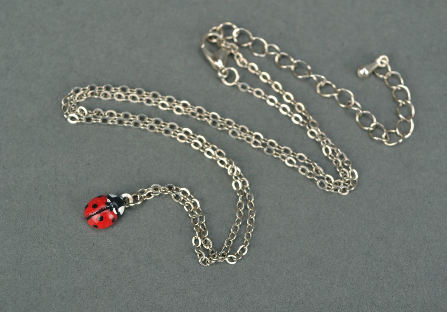 Set de joyas de arcilla polimérica, colgante y anillo con forma de mariquitas foto 3