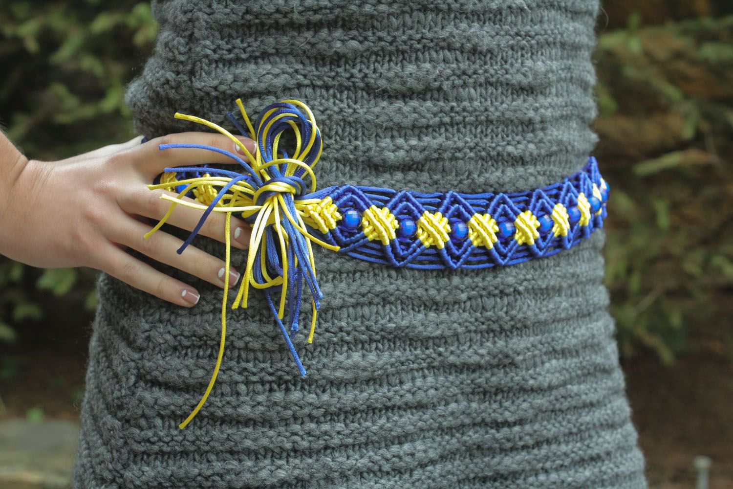 Cintura da donna intrecciata fatta a mano cinghia di fili in colore blu e giallo foto 1