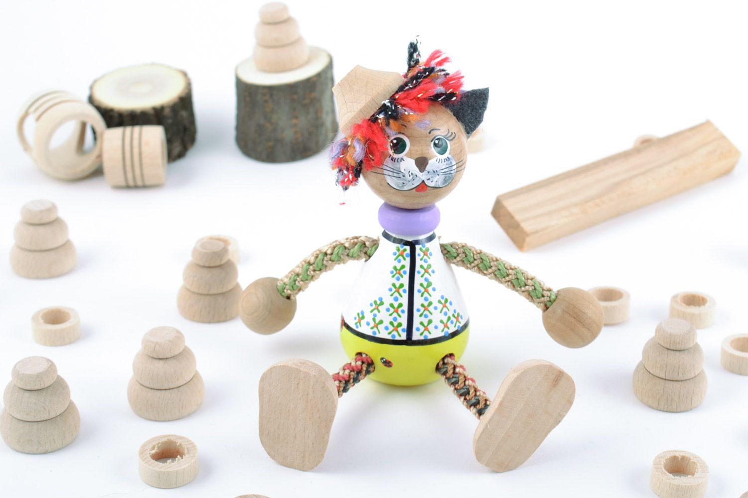 Juguete de madera hecho a mano pintado gato en sombrero infantil foto 1