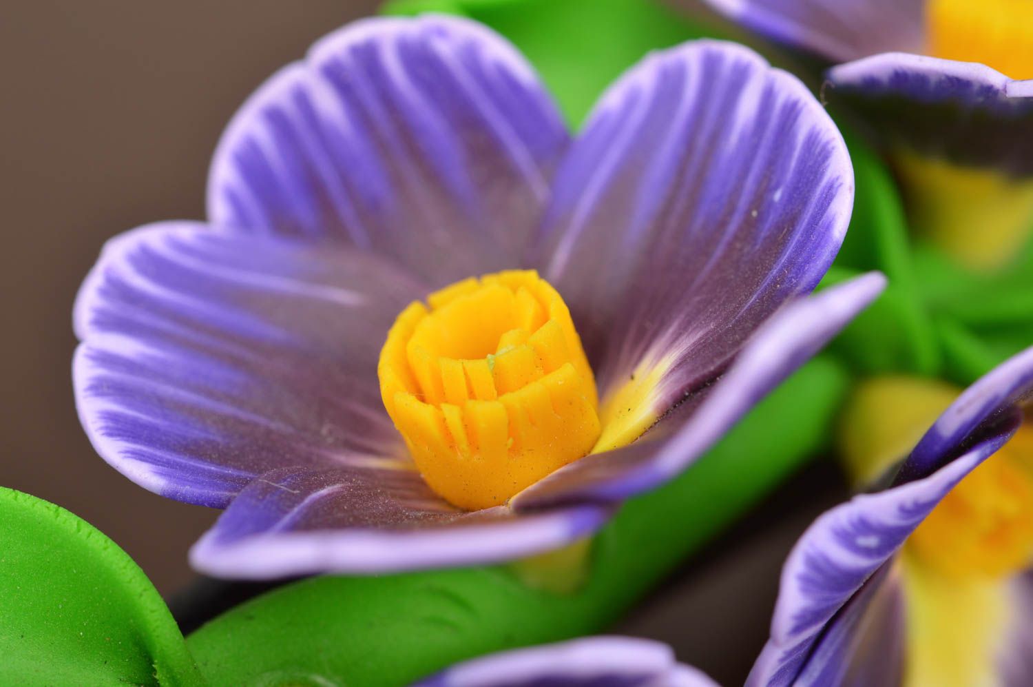 Pinza de pelo artesanal con flores de color violeta de arcilla polimérica  foto 4