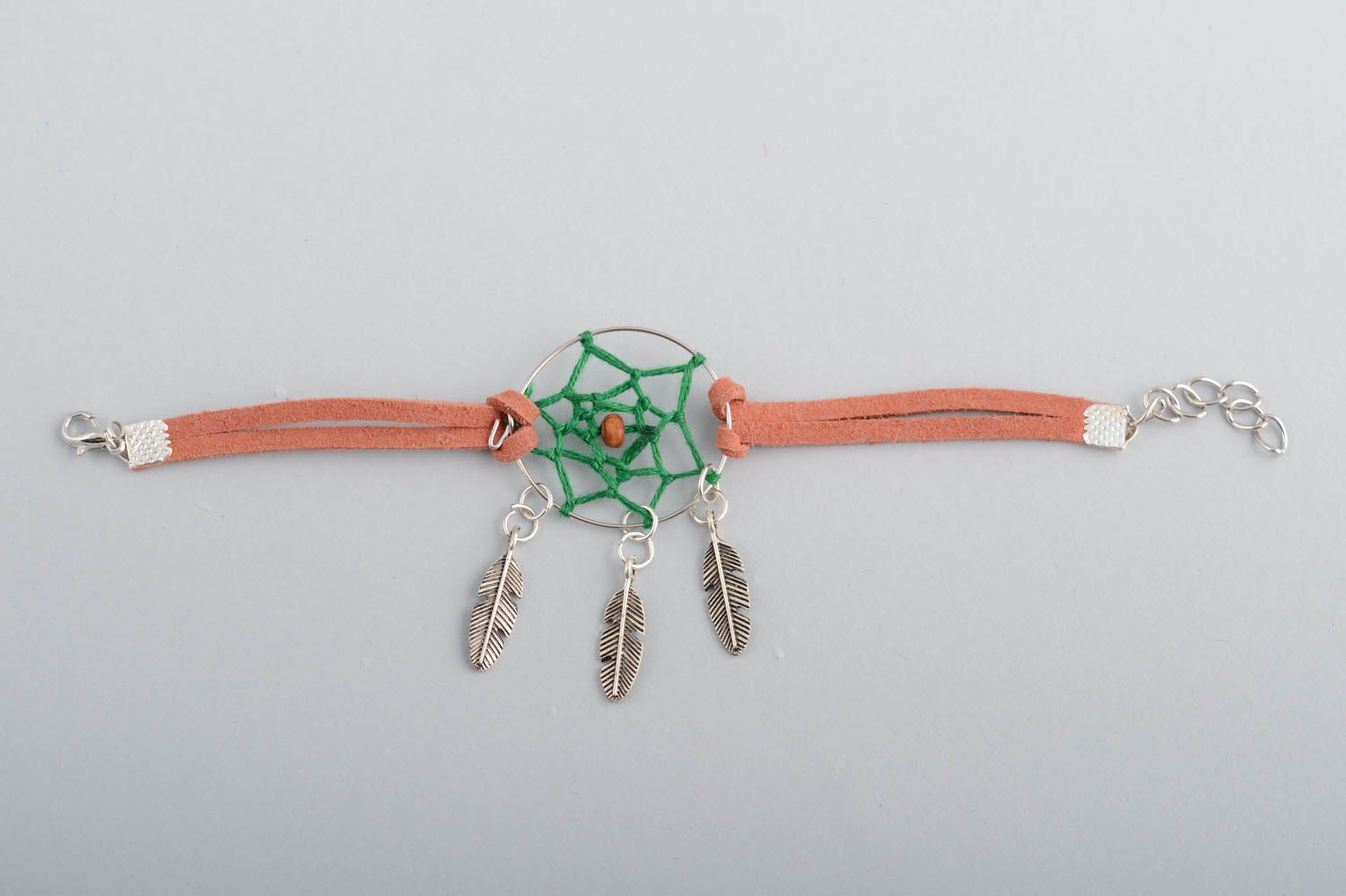 Handmade Traumfänger Armband in Grün mit Anhängern in Form von Federn originell foto 2