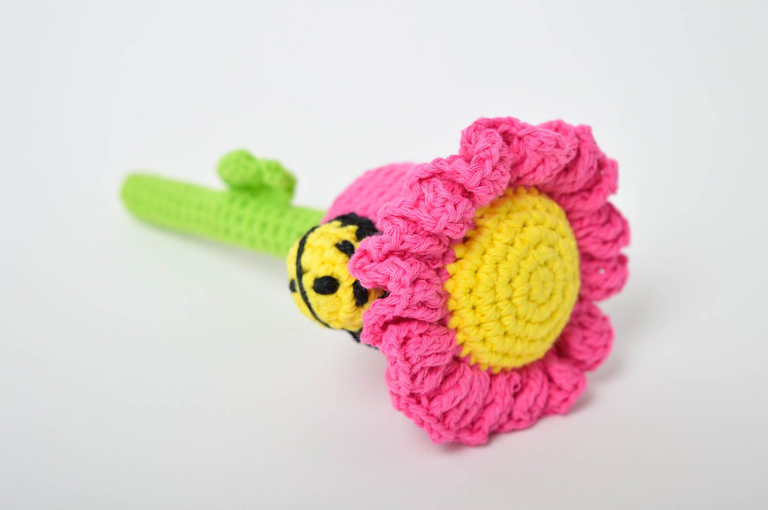 Rassel Spielzeug handmade Häkel Kuscheltier Geschenk Idee Blume aus Stoff schön foto 2