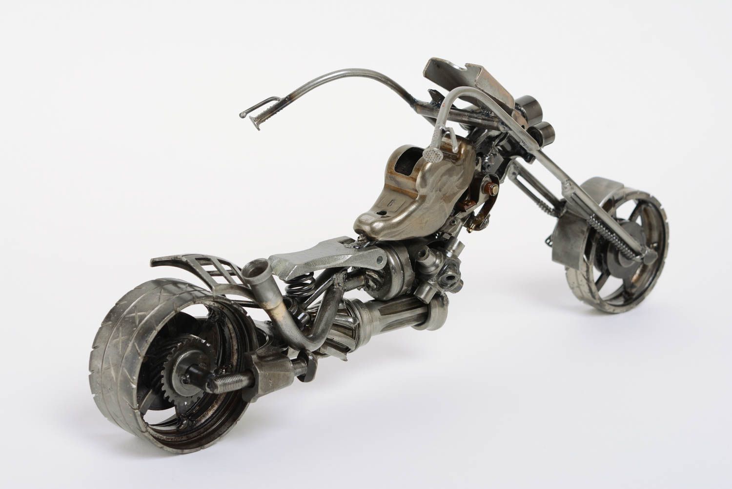 Статуэтка из металлических деталей техно-арт ручной работы в виде мотоцикла фото 2