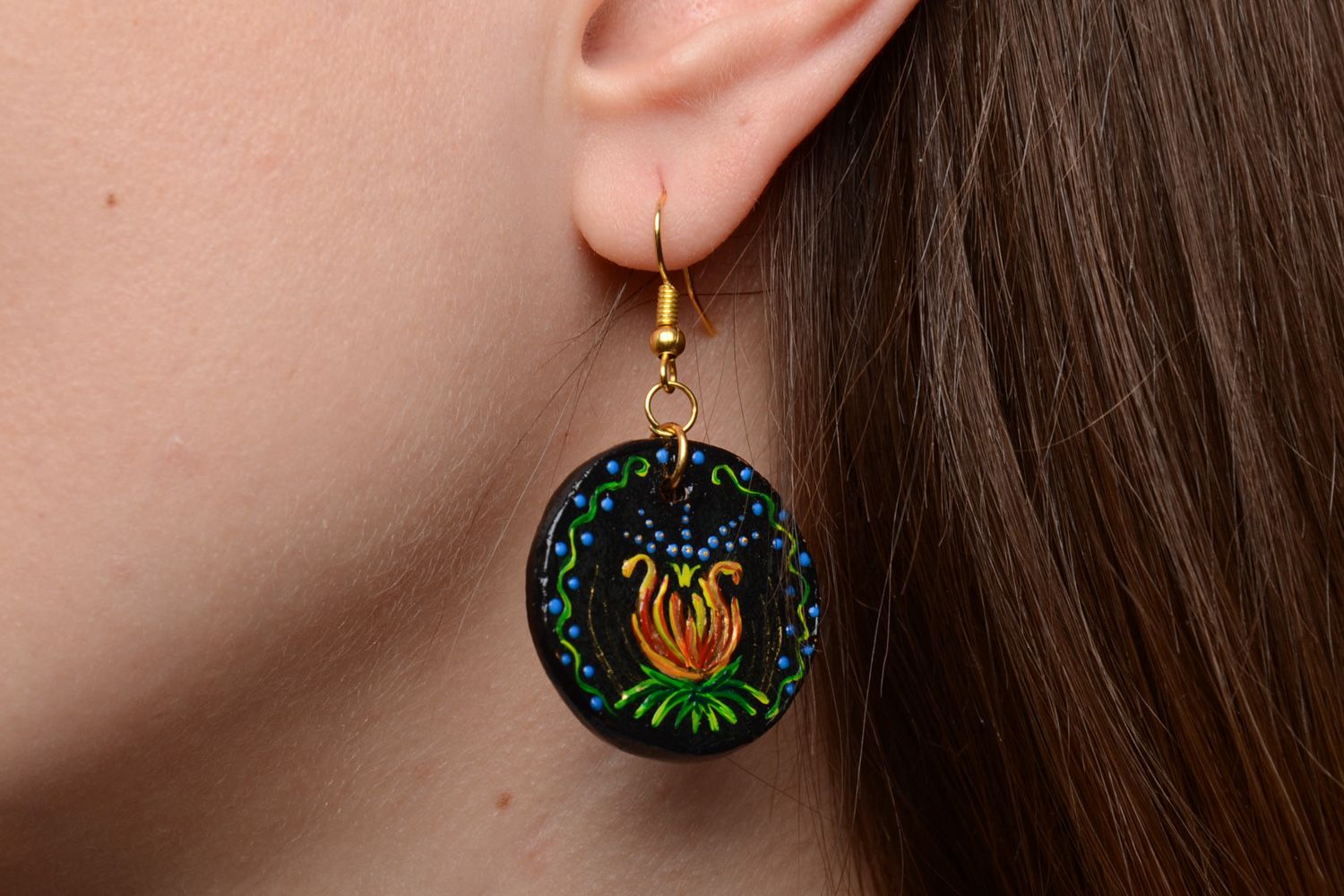 Runde dunkle handgemachte Ohrringe aus Ton mit Bemalung im Ethno Stil für Frauen foto 2