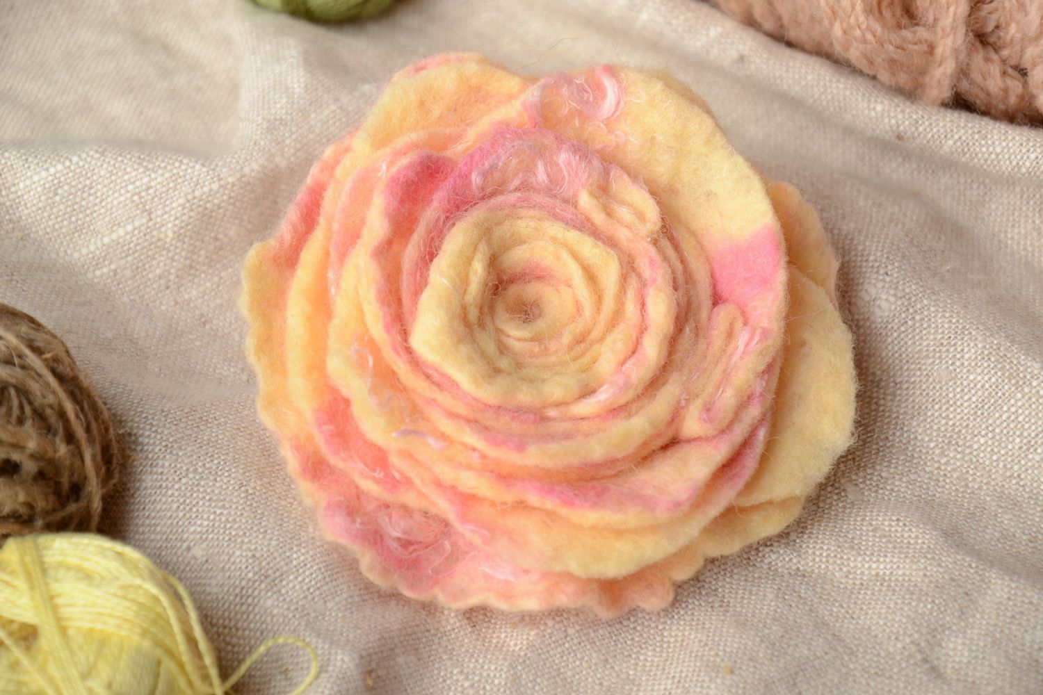 Broche en laine feutrée fleur pastel faite main photo 1