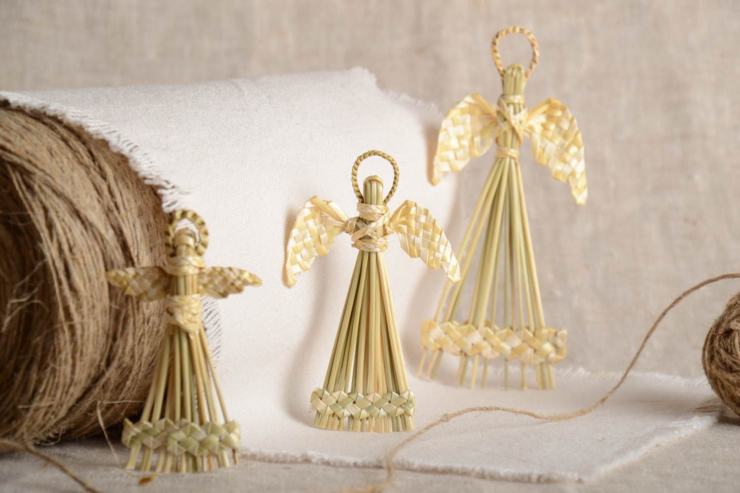 Набор интерьерных подвесок плетеных из соломы в виде ангелов ручной работы 3 шт фото 1