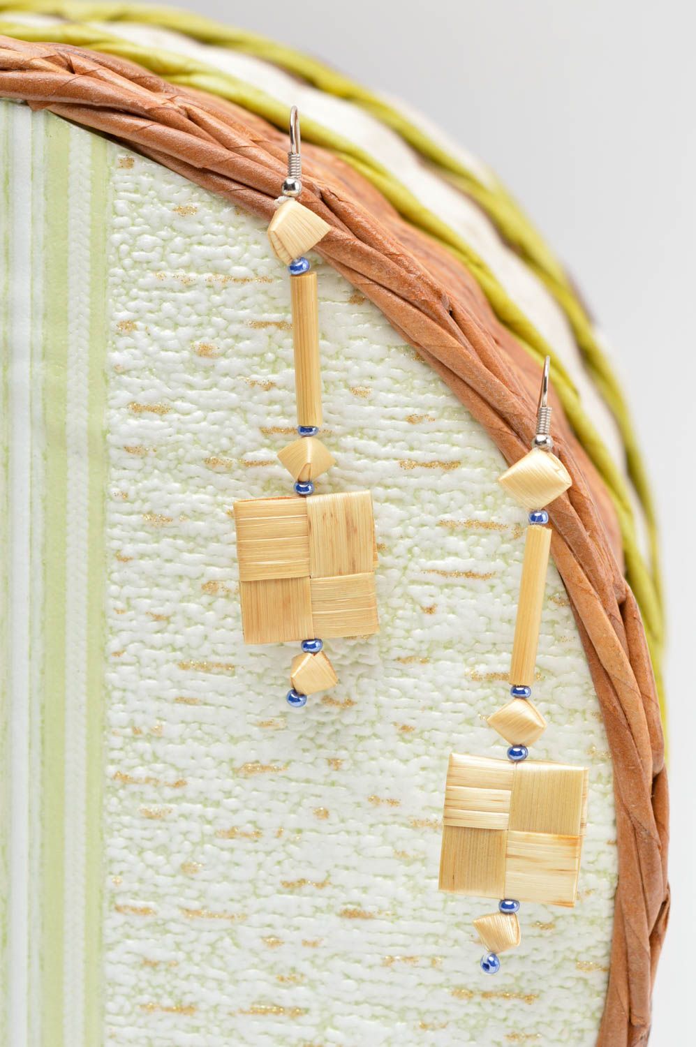 Серьги с подвесками серьги ручной работы модные серьги из соломы с бисером фото 1