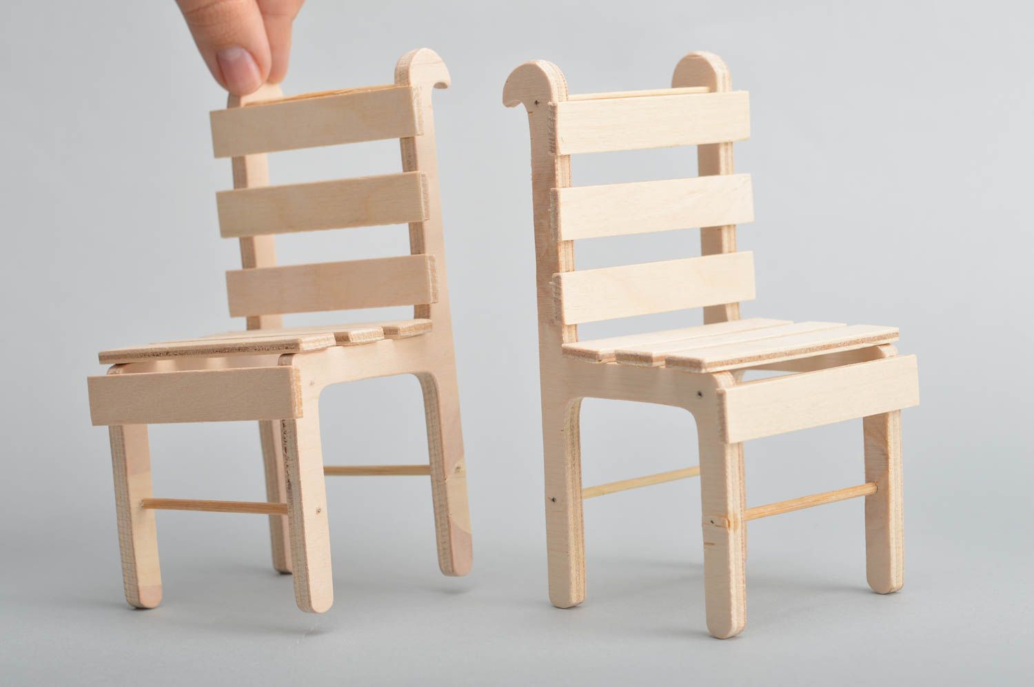 Holz Puppenhausmöbel Set 2 Stück handmade Spielzeug Stühle für Kinder  foto 3