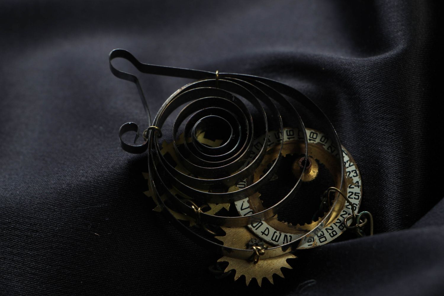 Unusual pendant with clock mechanism photo 3