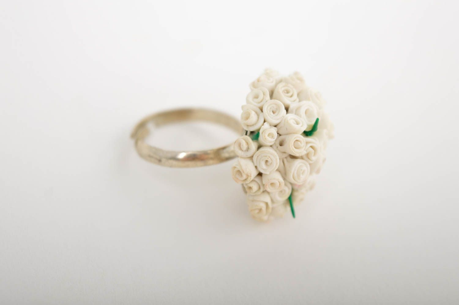 Bague fantaisie fleurs blanches Bijou fait main pâte polymère Accessoire femme photo 3