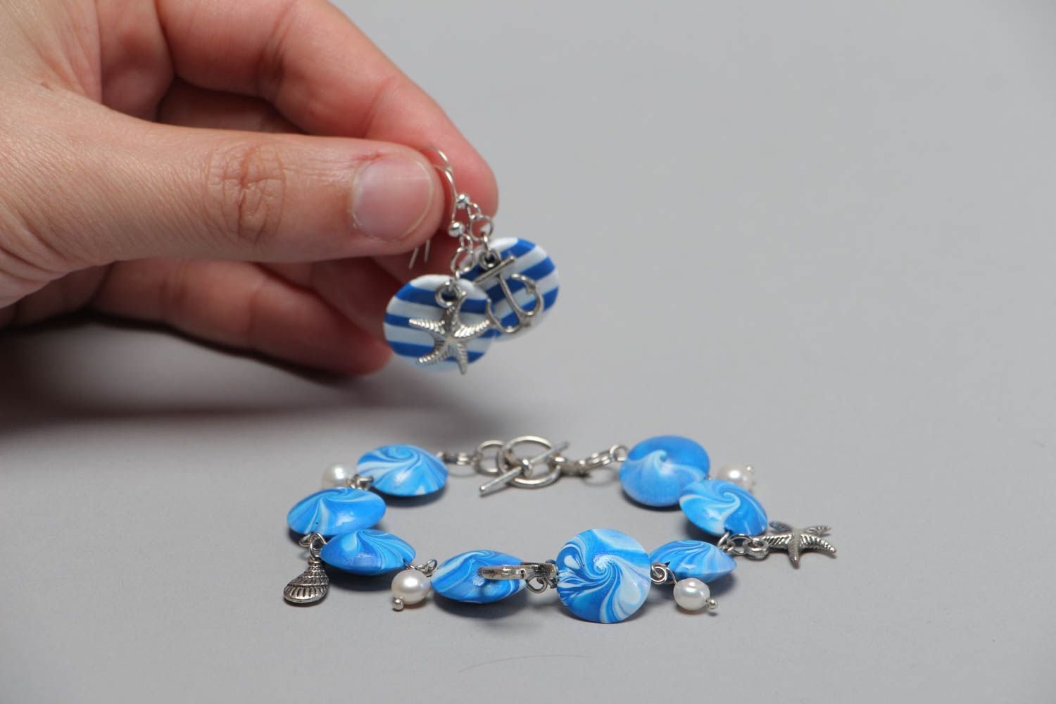 Handmade accessories made of clay stylish set of jewelry earrings and bracelet photo 5
