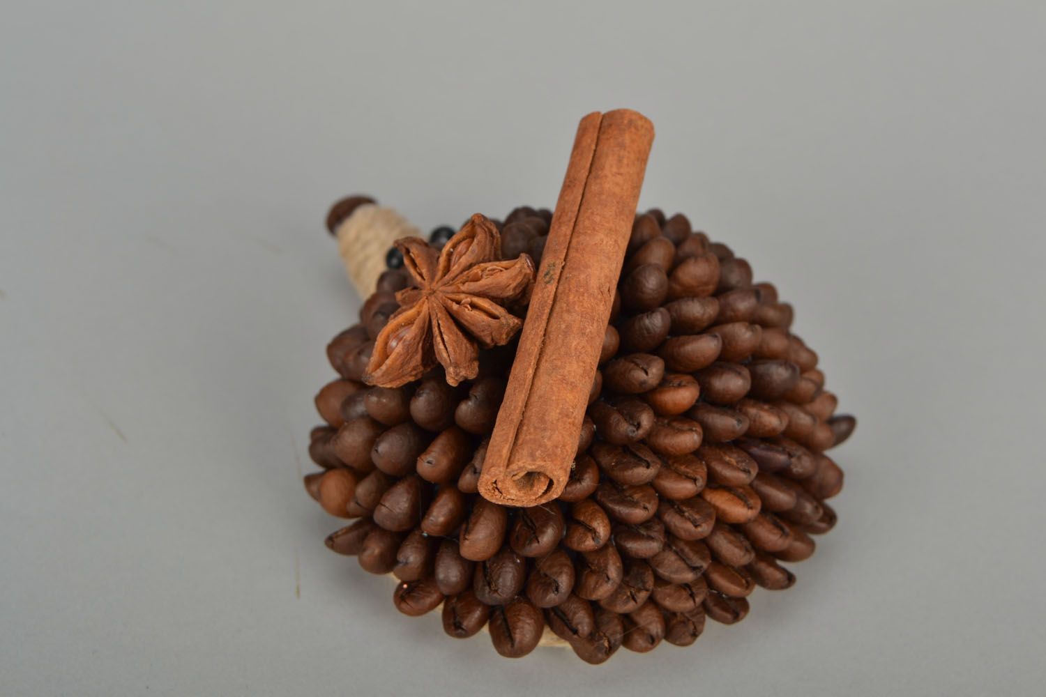 Figurilla decorativa  de erizo con granos de café  foto 4