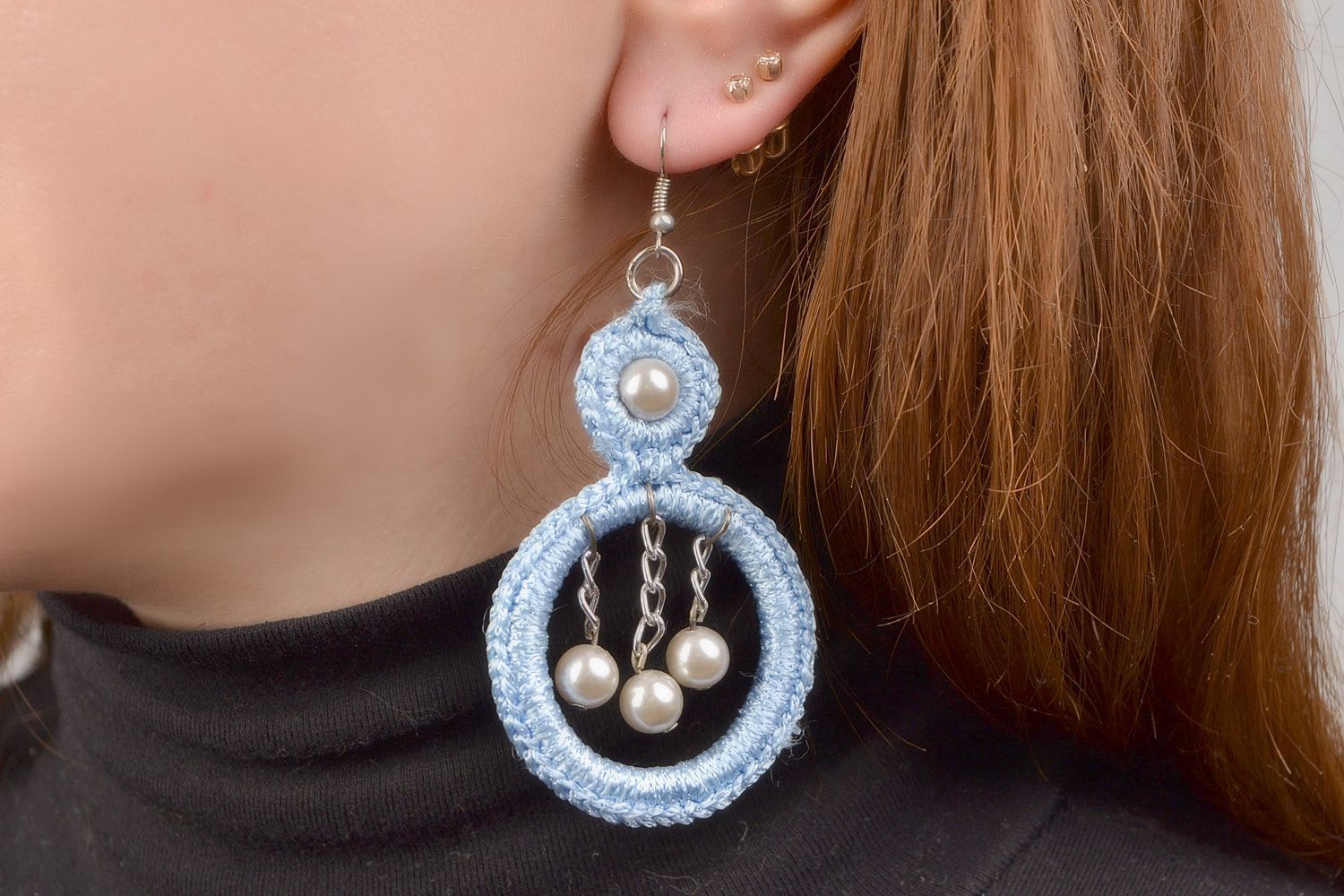 Boucles d'oreilles rondes en fils bleu clair avec perles fantaisie faites main photo 1