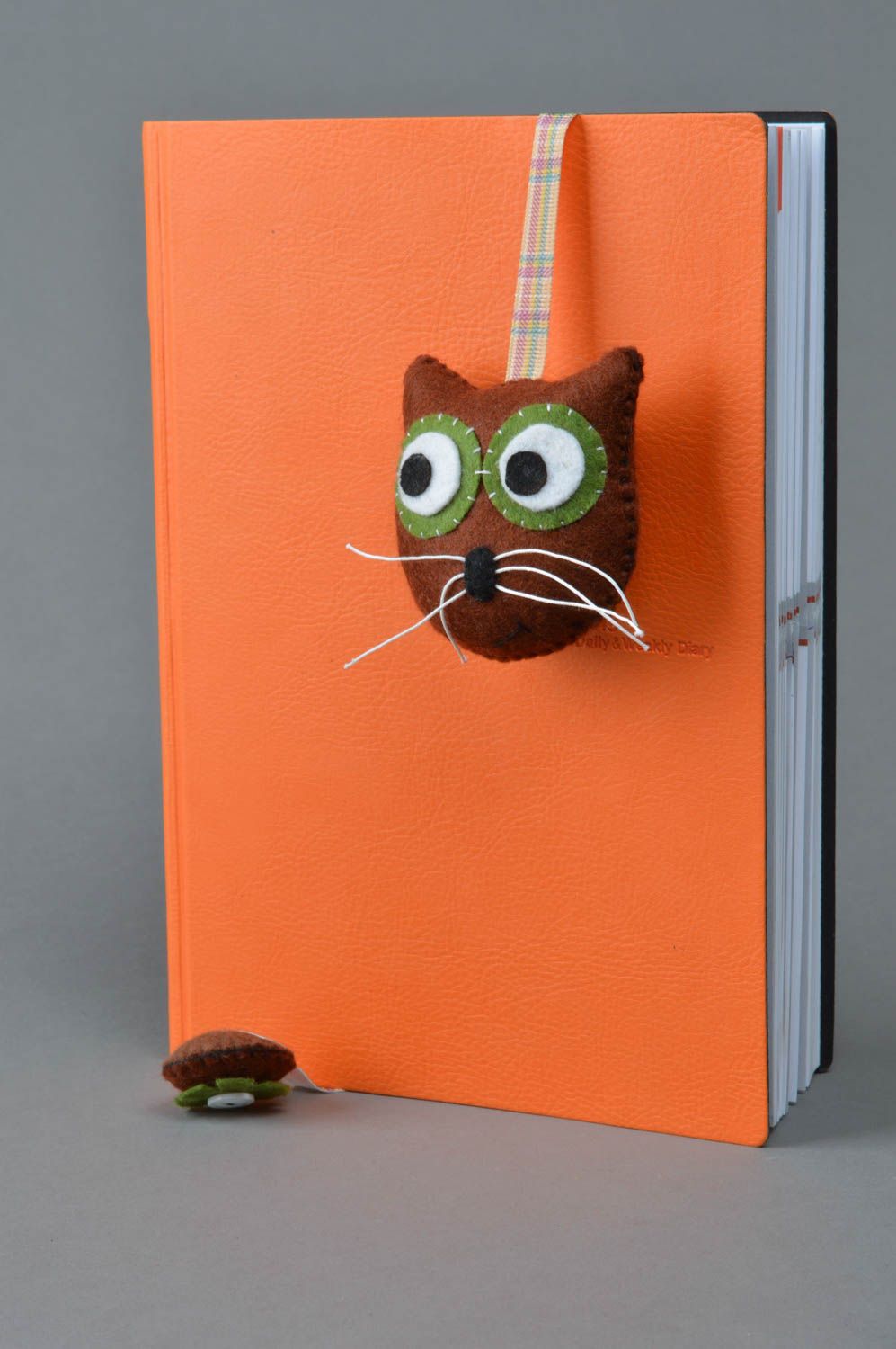 Marcapáginas de libros artesanal con forma de gato de fieltro juguete bordado marrón foto 3