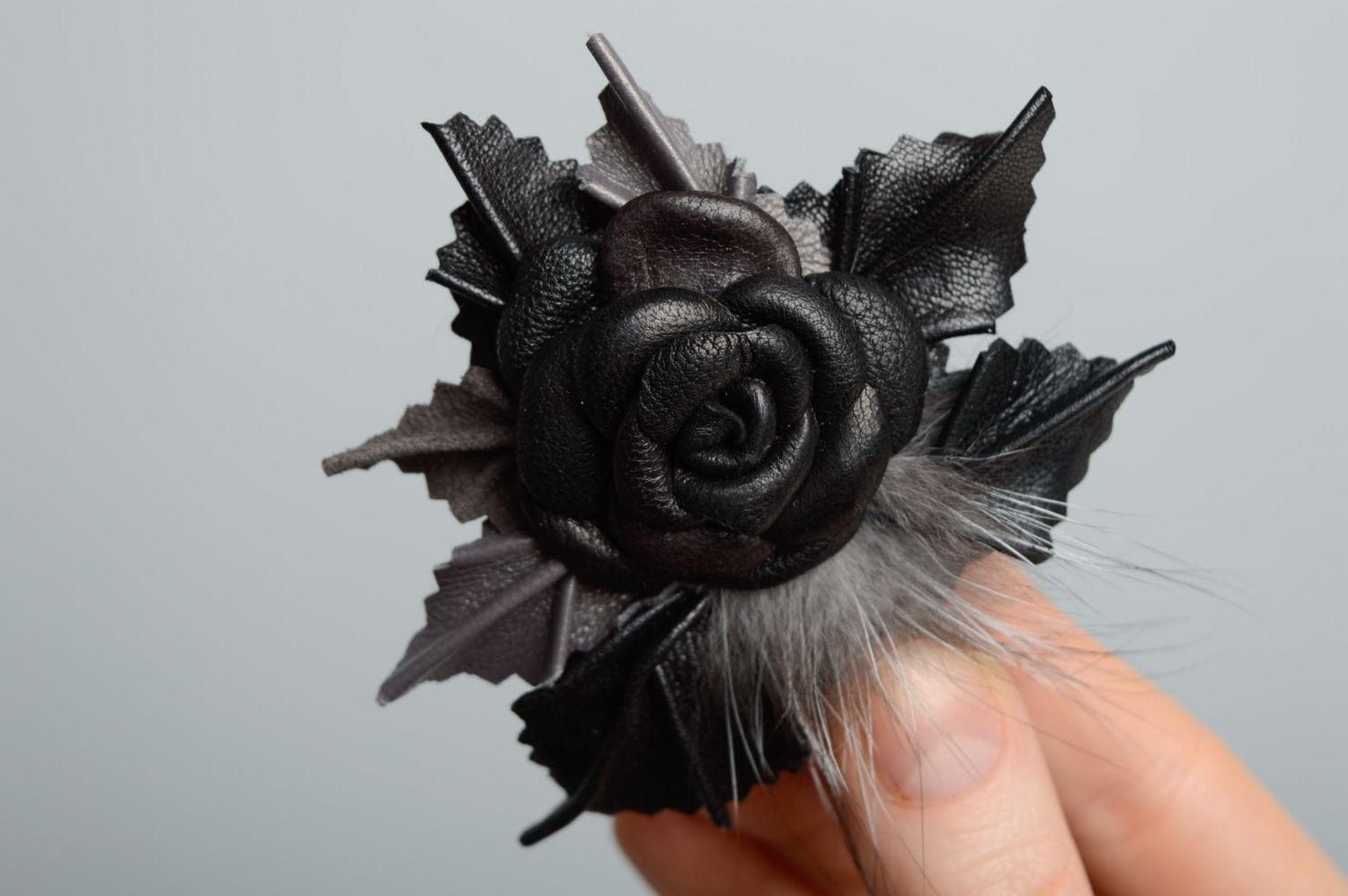 Broche barrette faite main originale en cuir Fleur noire photo 2